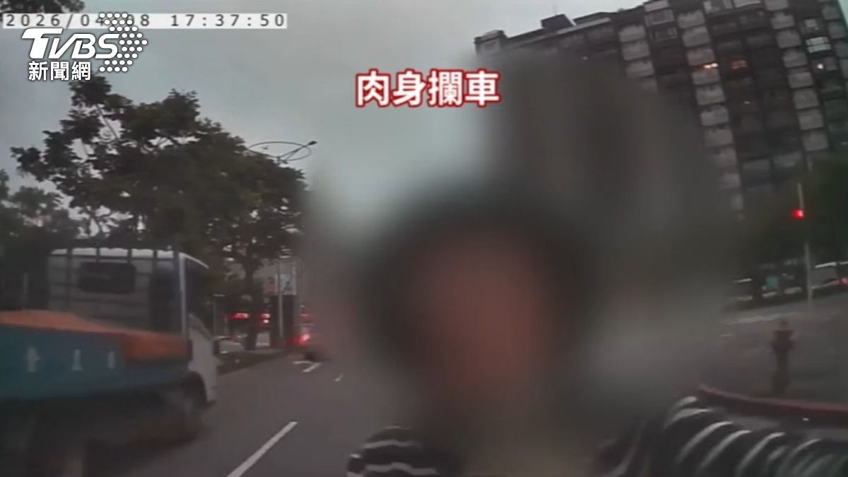 婦人阻擋在公車前方還拍打車身,時間長達14分鐘。(圖/TVBS)
