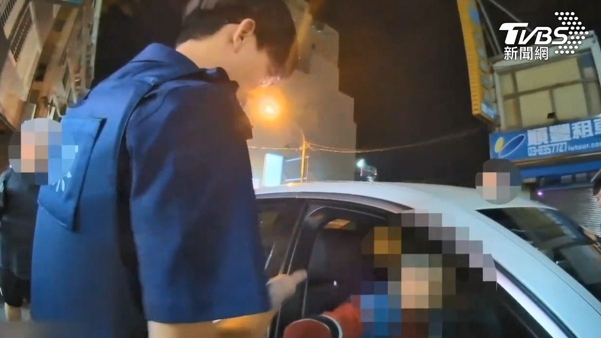 慣竊深夜偷車，遭兄弟檔包夾、困車內等著被抓。 (圖／TVBS)