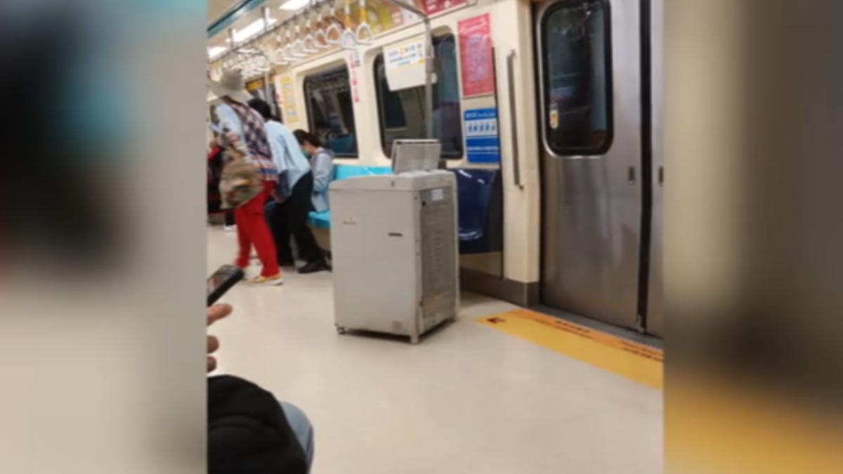 旅客扛洗衣機進車廂。(圖/@lyz_.1219提供)