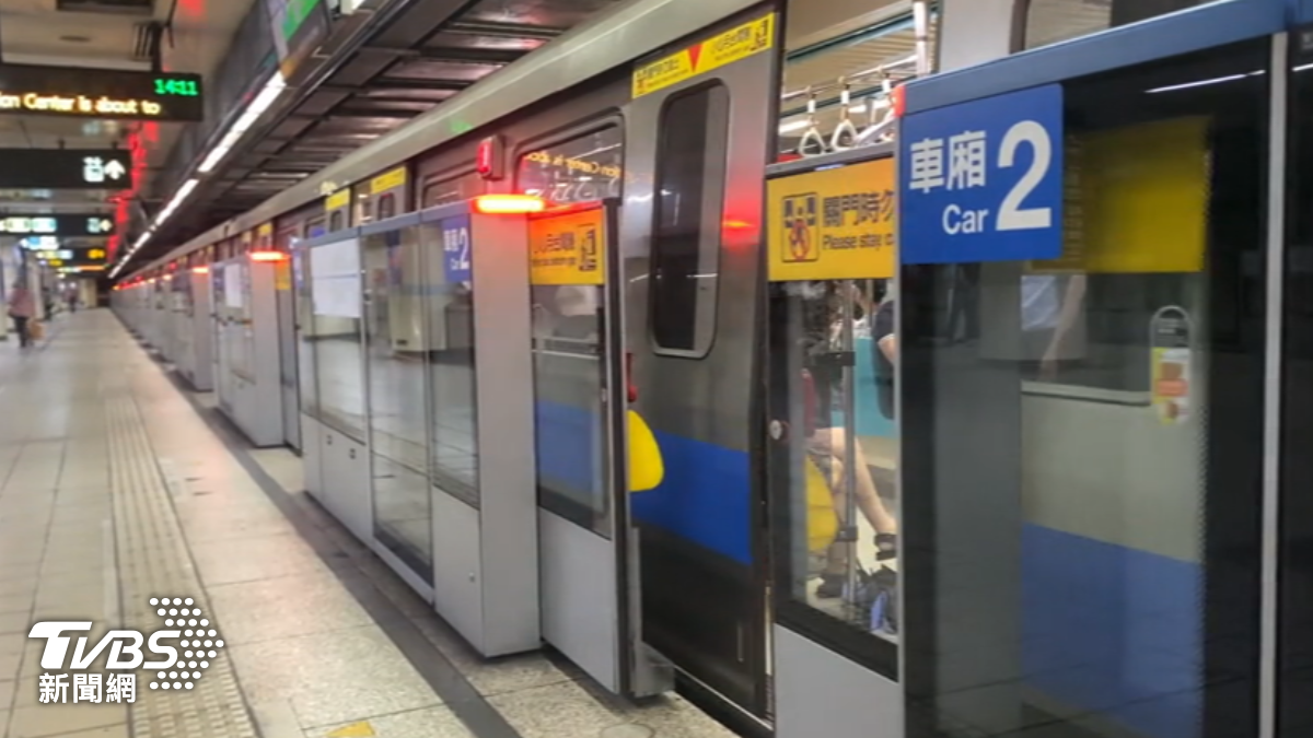 北捷回應該旅客跟隨其他旅客走無障礙閘門進站將開罰1500元。(圖/TVBS)