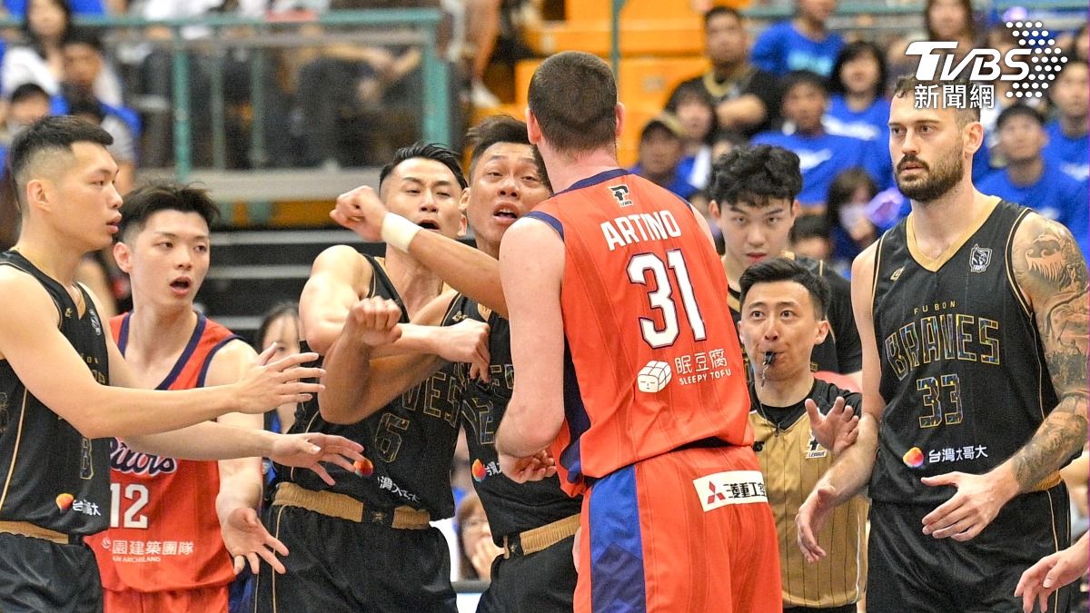 野獸生氣了!林志傑引退賽遭「胯下之辱」 激烈口角衝突畫面曝