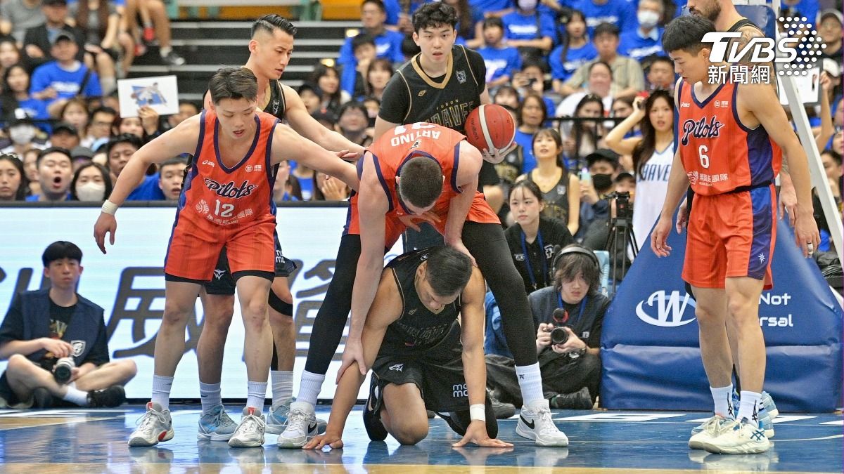 林志傑疑似不滿被阿提諾從身上跨過,雙方在場上互嗆,一度爆發衝突。(圖/胡瑞麒攝)