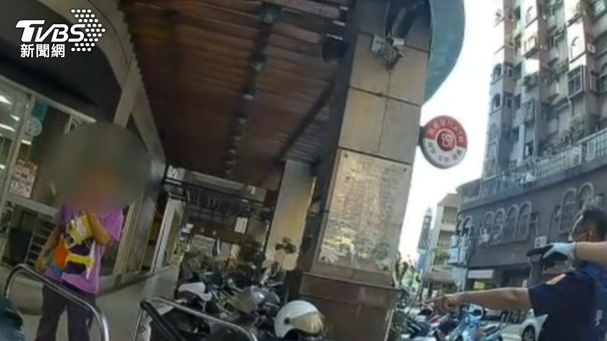 男持水果刀上街,大批警力持盾牌逮人。(圖/TVBS)