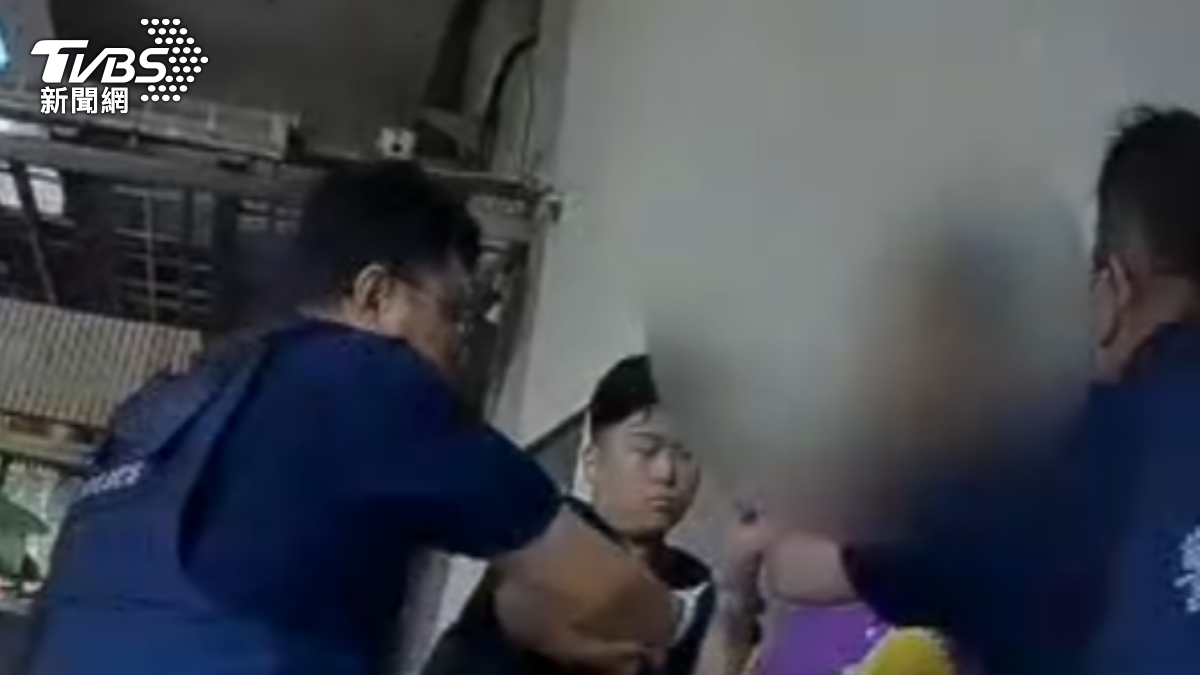 男持刀拒捕十分不配合,警方噴辣椒水壓制帶回。(圖/TVBS)