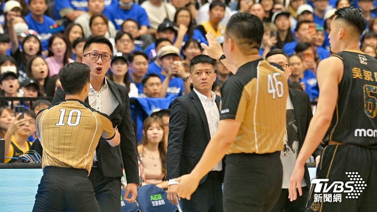 勇士總教練許晉哲向裁判大喊「好好吹」,吞下技術犯規。(圖/胡瑞麒攝)