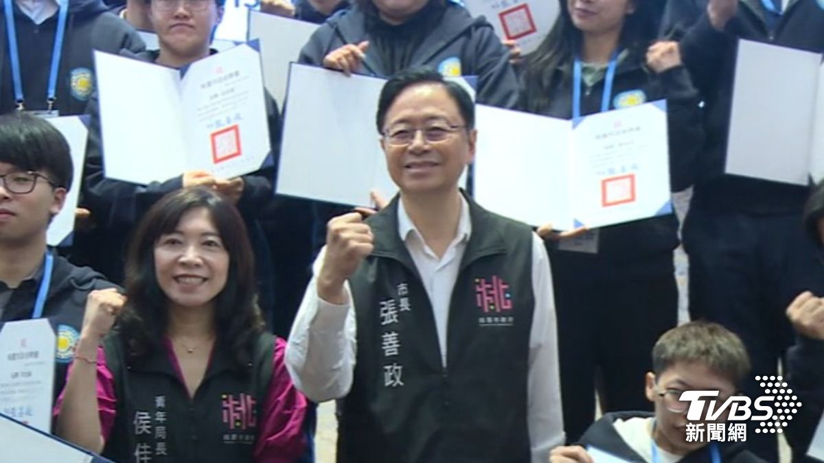 張善政市長與青年諮詢委員(圖/TVBS資料畫面)