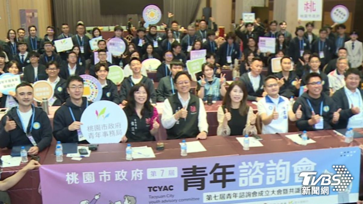 張善政市長與青年諮詢委員(圖/TVBS資料畫面)