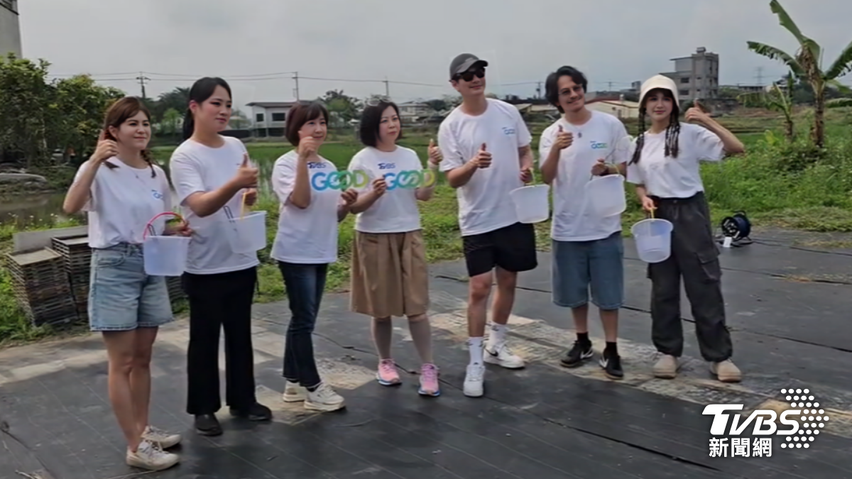 鄭智善(左二)、楊銘威(右二)、Dora(右一)齊聚響應友善農作。(圖/簡大程攝)