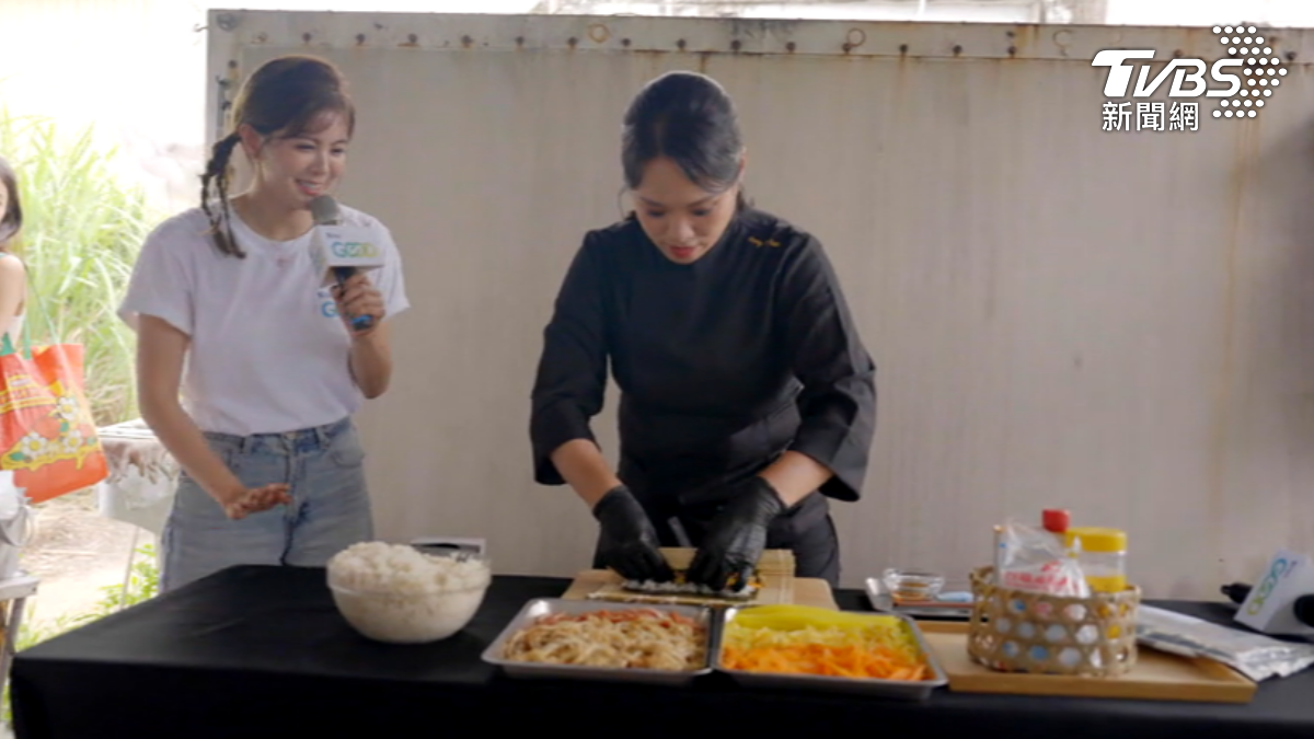 鄭智善(右)活動現場示範做飯捲。(圖/TVBS)