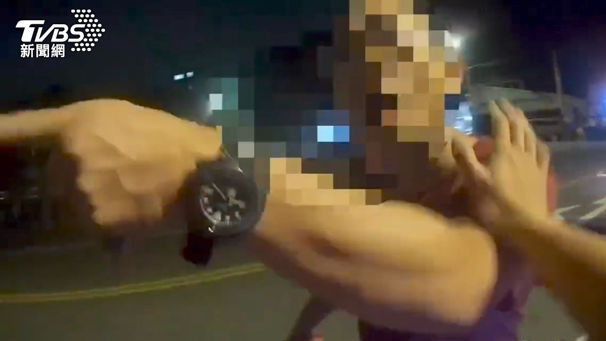 梅姓男子手持剪刀要求將車輛返還,並作勢攻擊現場人員。(圖/TVBS)