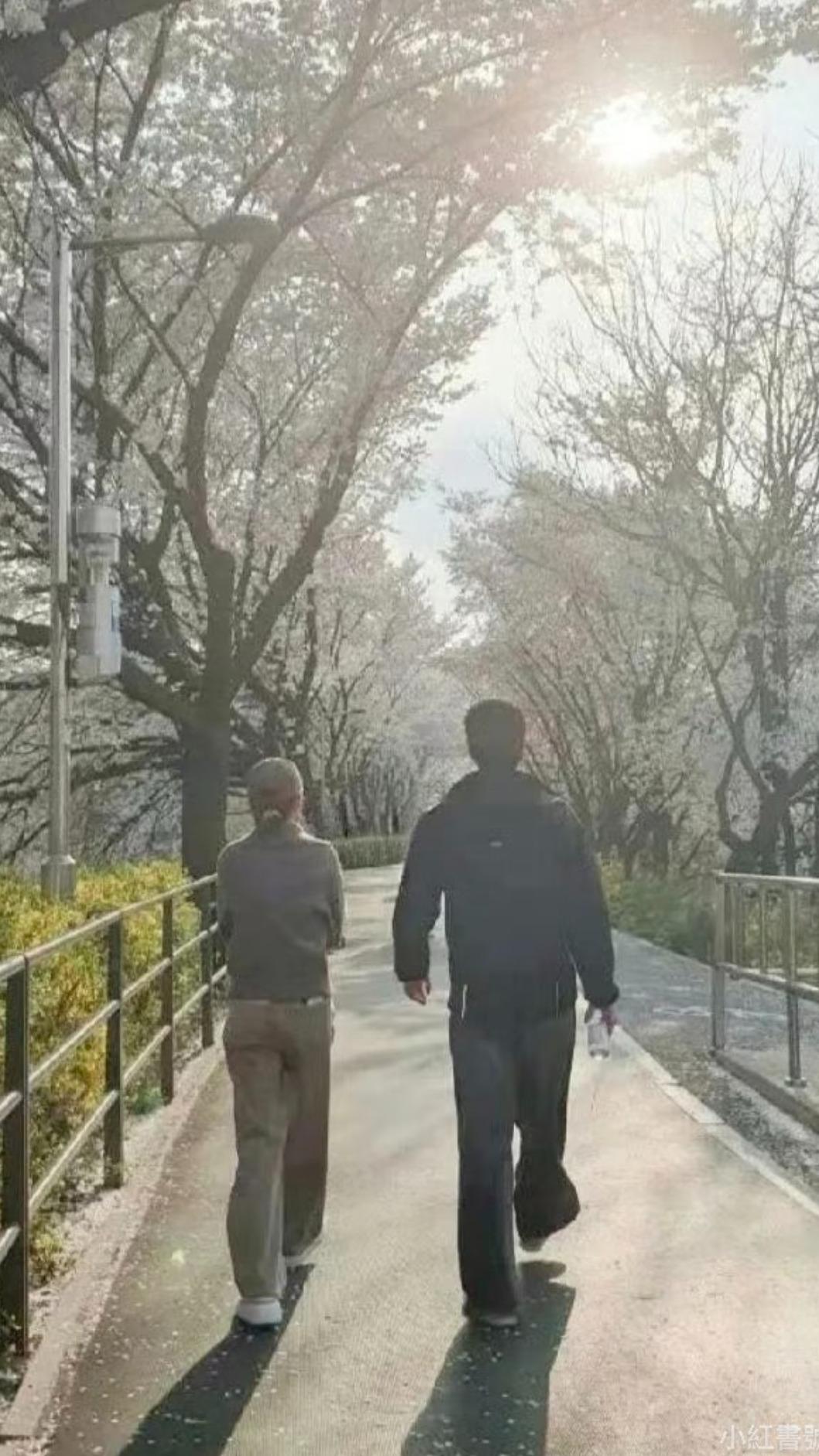 日前何超蓮在社群平台大方曬出，與老公竇驍的背影合照。（圖／翻攝自小紅書）
