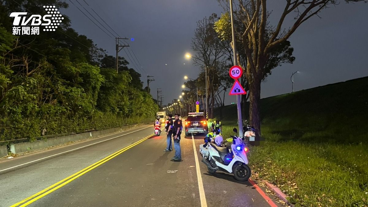 機車騎士自撞燈桿,警消到場救援。(圖/TVBS)