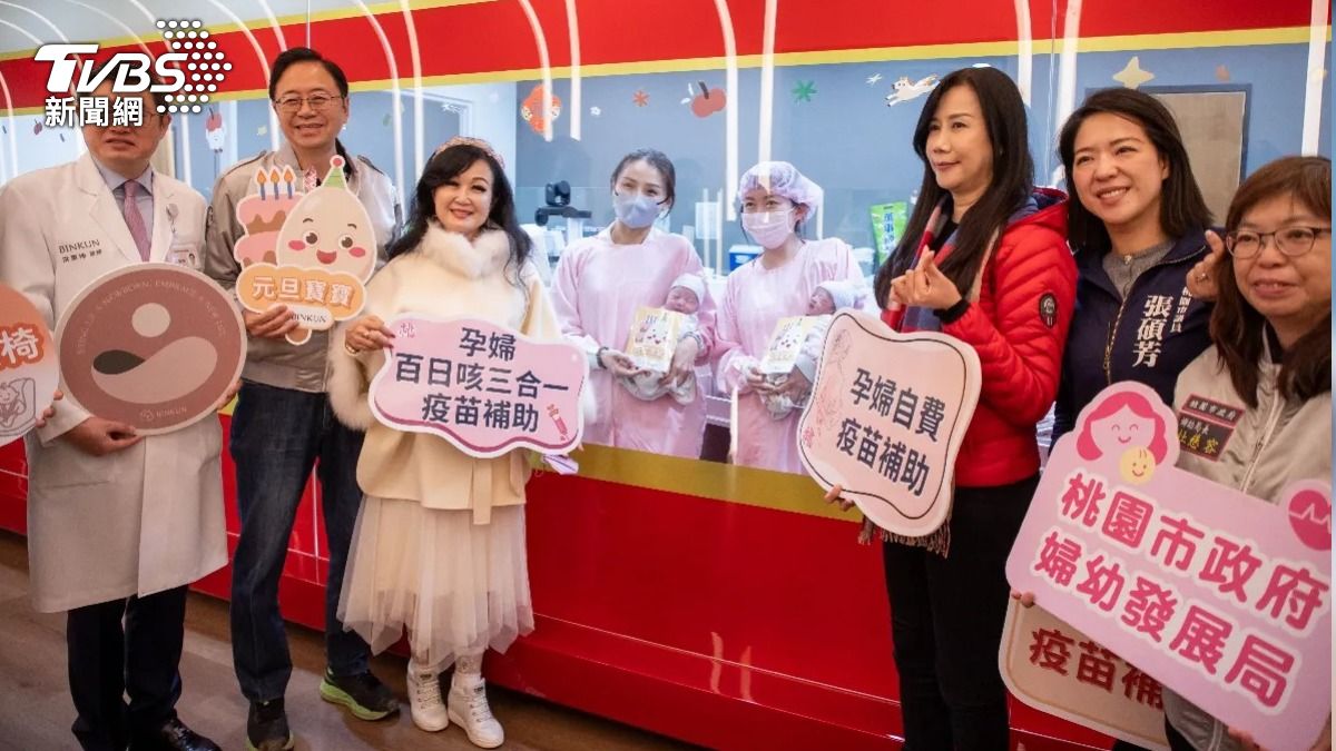 市長張善政(左二)前往秉坤婦幼醫院與院長洪秉坤(左一)探視元旦寶寶。(圖/桃園市新聞處)