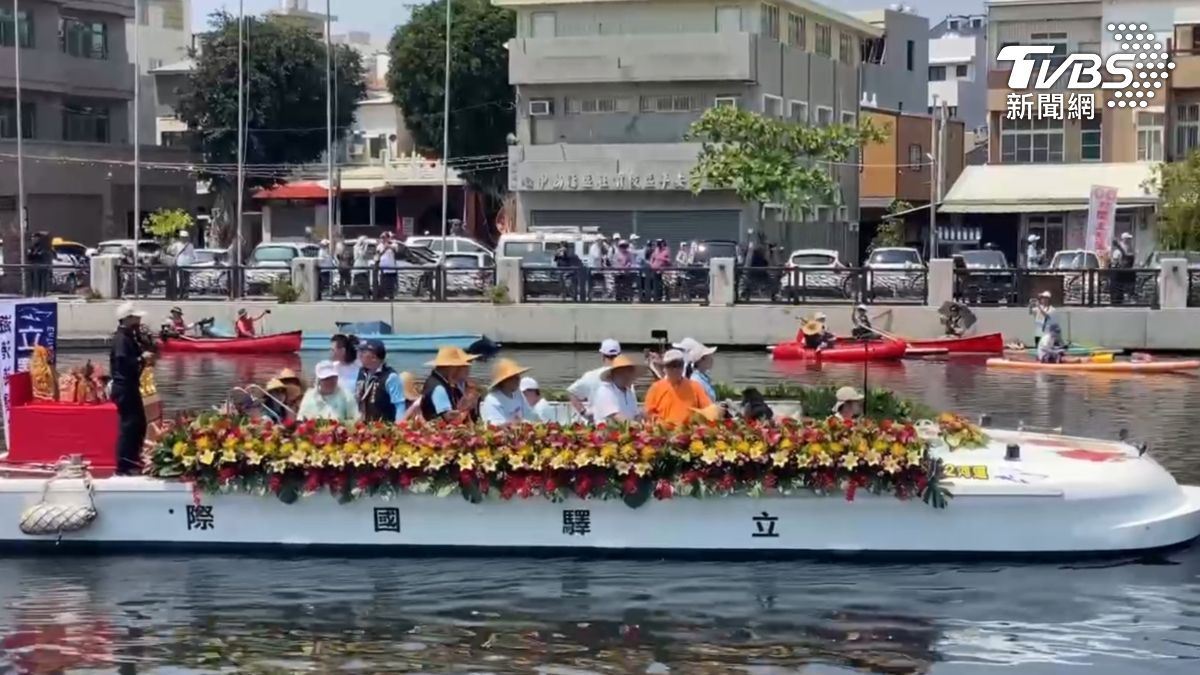 台南祀典大天后宮舉辦「媽祖遶境」盛事，以船隊巡航與陸上遶境同步進行的方式慶祝。（圖／TVBS）