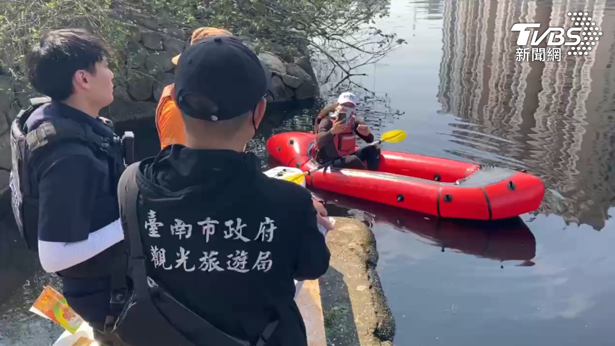 民眾組織水上香燈腳，自備SUP獨木舟參與遶境，卻遭警方攔阻，在岸邊開單勸離。（圖／TVBS）