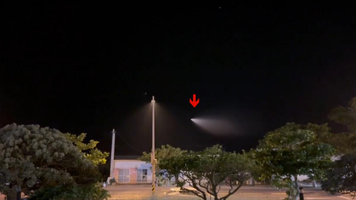 屏東墾丁有義消拍攝到夜空中突然出現不明飛行物體,後方還拖著長長尾巴,緩慢劃過天際,疑似大陸捷龍3號火箭發射的尾焰。(圖/民眾提供)