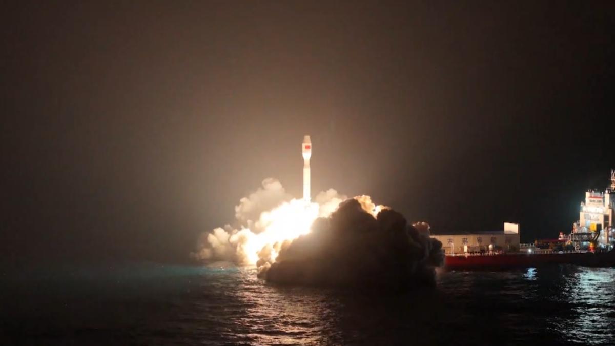 根據中國大陸發布的資訊顯示,衛星發射中心於廣東海域使用捷龍3號運載火箭發射,台灣南部沿海地區民眾也能清楚目睹。(圖/央視提供)