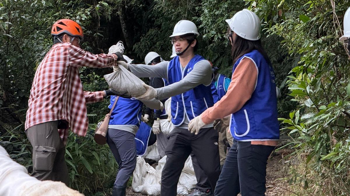 志工以手作方式修復聖母登山步道,透過低衝擊工法兼顧步道安全與山林生態。(圖/翻攝自中華電信CSR粉絲團臉書)