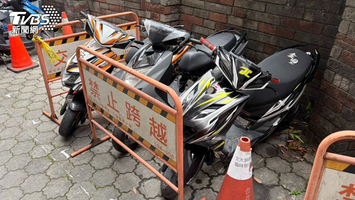 警方查扣改裝機車。（圖／TVBS）