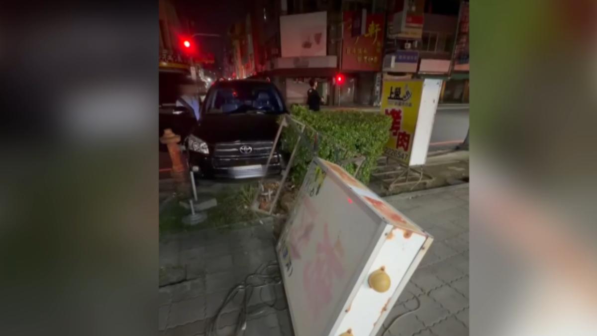 台南一名駕駛因酒醉暴衝人行道,撞倒店家招牌。(圖/翻攝_臉書)