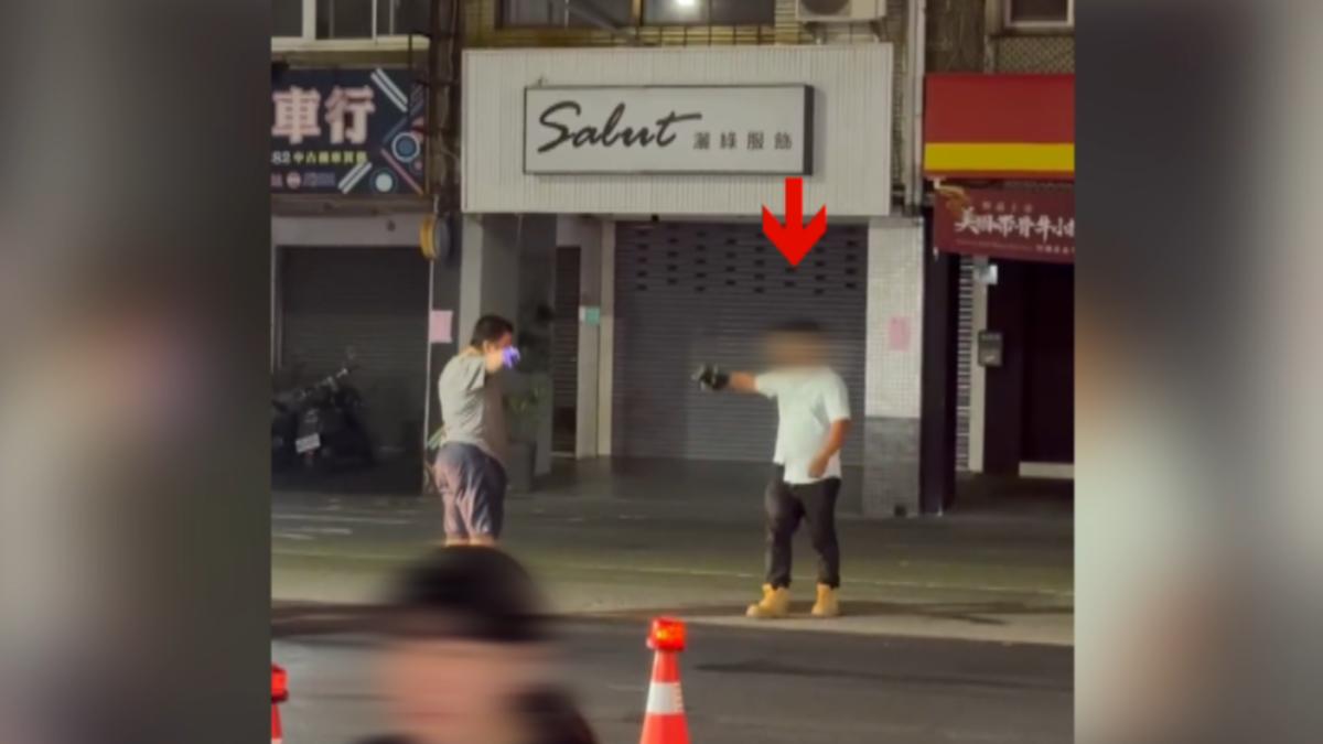 白衣駕駛事後一度想離開現場,遭燒烤店業者大聲喝斥制止。(圖/翻攝_臉書)