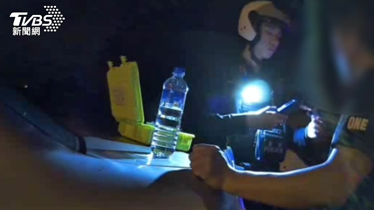 花蓮一輛轎車直接停在車道正中央,警方到場後狂拍車窗,才終於將駕駛喚醒,男子酒測值高達0.72毫克。(圖/TVBS)
