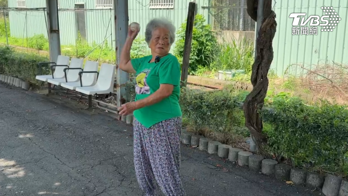 高雄大港阿嬤獲台鋼雄鷹球團邀請擔任開球嘉賓,為了在球場上有好表現,阿嬤特別用自製紙球來練習投擲。(圖/TVBS)