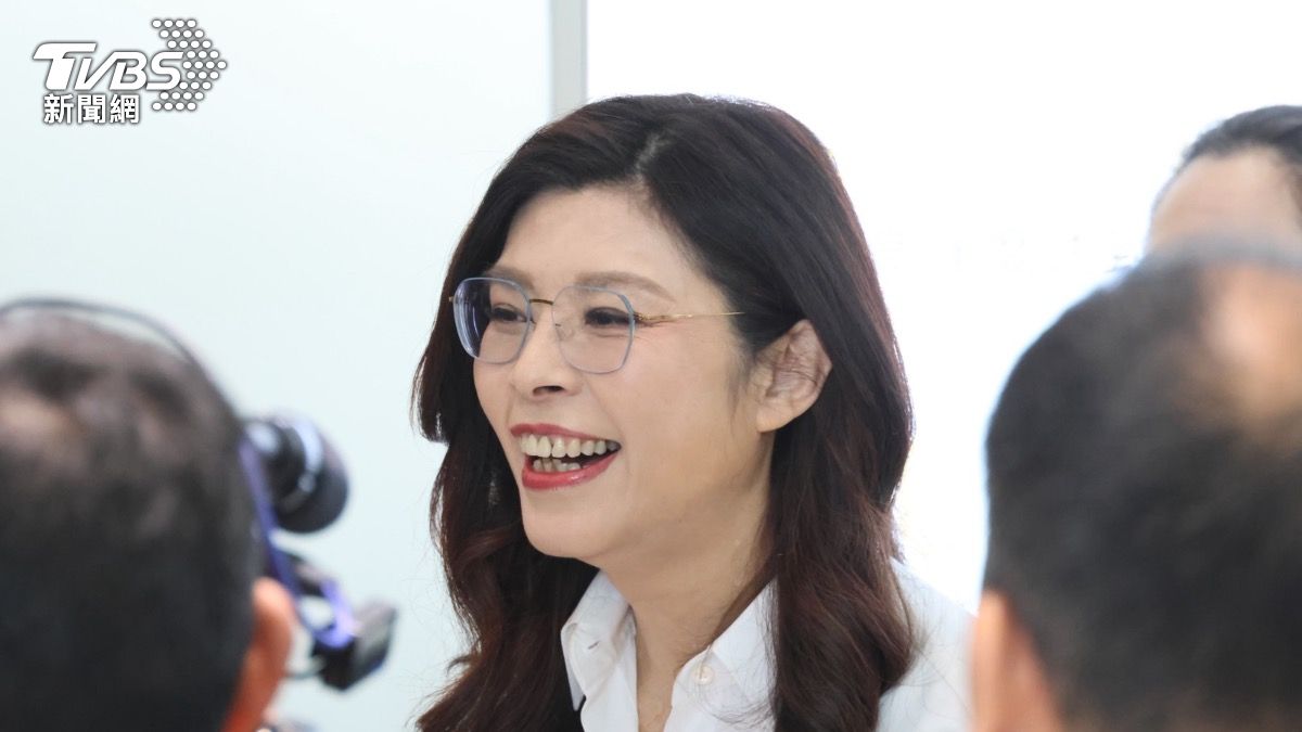 鄭麗文參觀小米汽車超級工廠,笑稱想帶一台回台灣。(圖/黃韋銓攝)