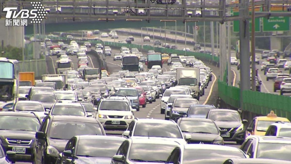「龜速 vs 超速」你最討厭誰？網一面倒：國道塞車元兇