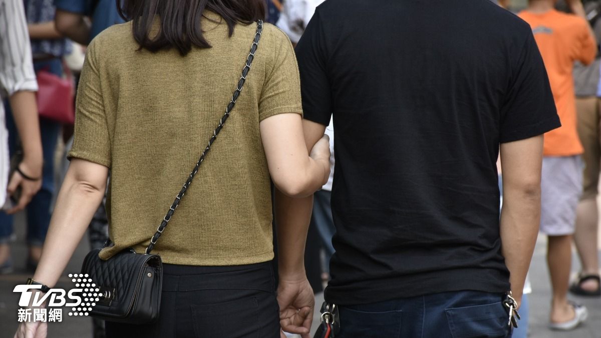 女友月收20萬!他「月領2萬生活費」想婚卻猶豫 網:軟飯硬吃