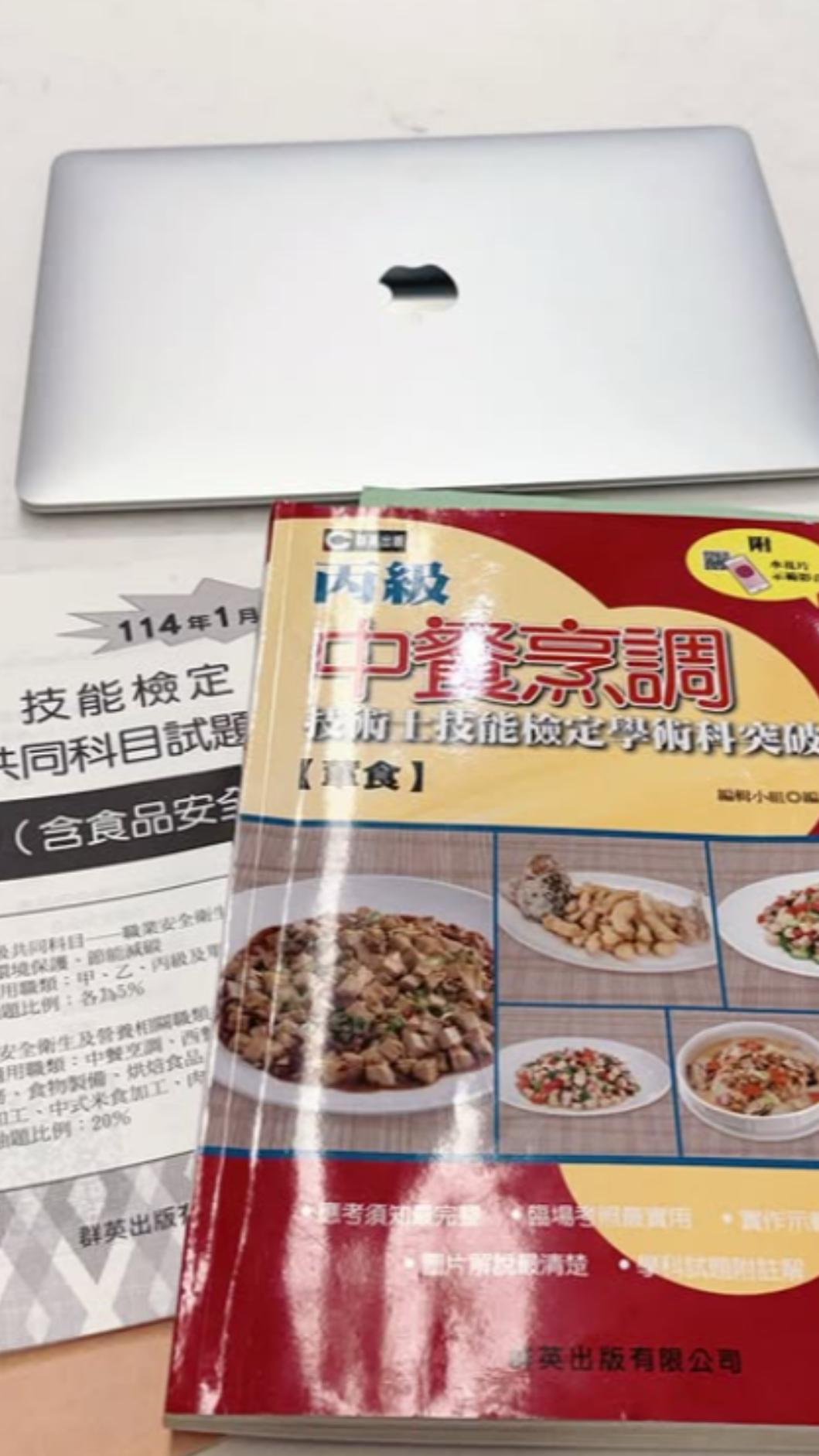 千千連化妝、做造型的空檔都拿來讀書。(圖/翻攝自IG@khshu_)