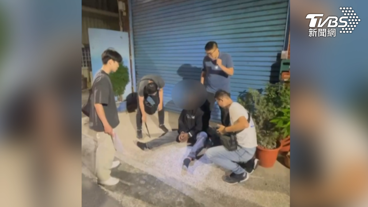 警方於案發後4小時內在小港區成功將犯嫌逮捕到案,同時查扣作案刀具及贓款。(圖/TVBS)