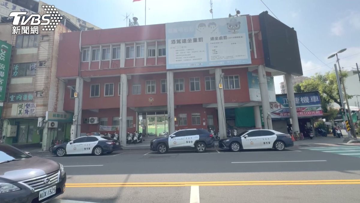 為30元鬧警局！乘客堅持刷卡遭拒　司機怒載往派出所「這樣收場」。(圖／TVBS)