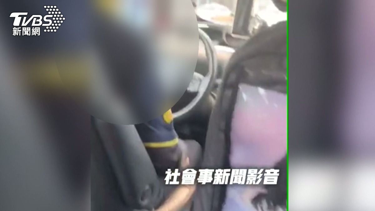 乘客搭車車資共115元，希望以85元現金搭配30元刷卡支付，但司機以入帳為由拒絕，雙方僵持不下。(圖／民眾提供)