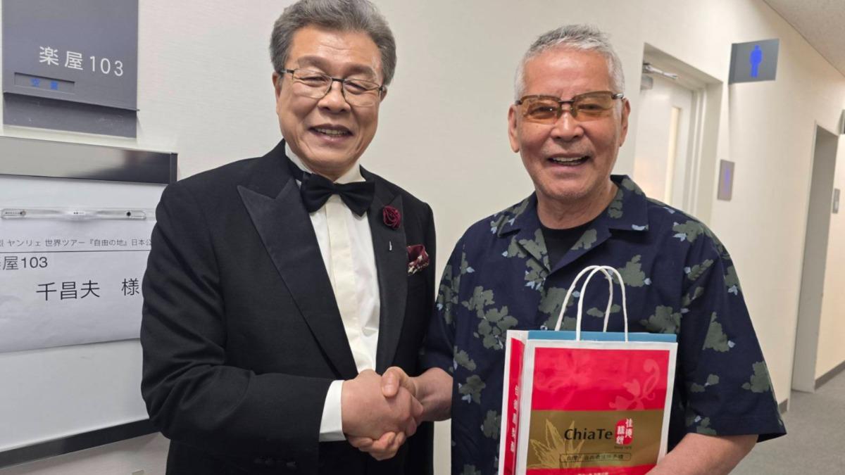 楊烈(左)與千昌夫在後台合影。(圖/印太戰略智庫提供)