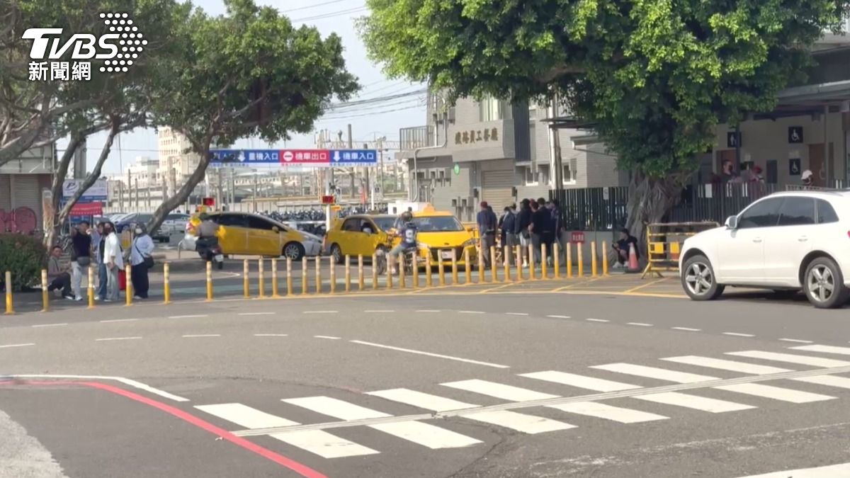 雙方為了區區30元鬧上警局，乘客吵到面紅耳赤，司機則特地繞路前往派出所。(圖／TVBS)
