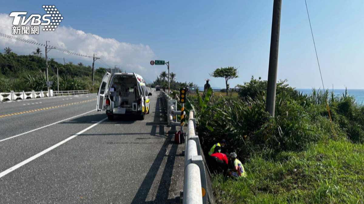 一名來自宜蘭獨自參加比賽的14歲的單車小將,疑似過彎時車速失控,翻落2米深的橋下,一度需要呼叫支援協助搬運。(圖/TVBS)