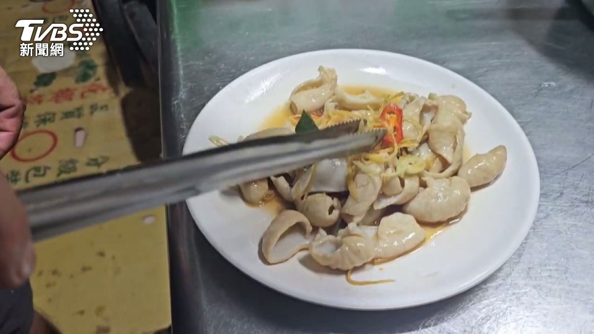 案件歷經半年終獲不起訴處分，老闆決定準備100斤大腸招待顧客慶祝。(圖／TVBS)