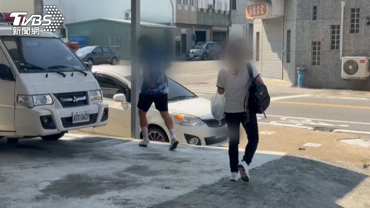 接獲消息後,少年的媽媽從宜蘭趕赴台東醫院探視。(圖/TVBS)