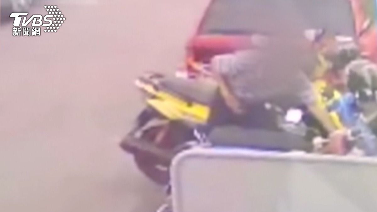 剛搬家押金2萬被偷!53歲男掏走機車置物箱錢包。(圖/民眾提供)