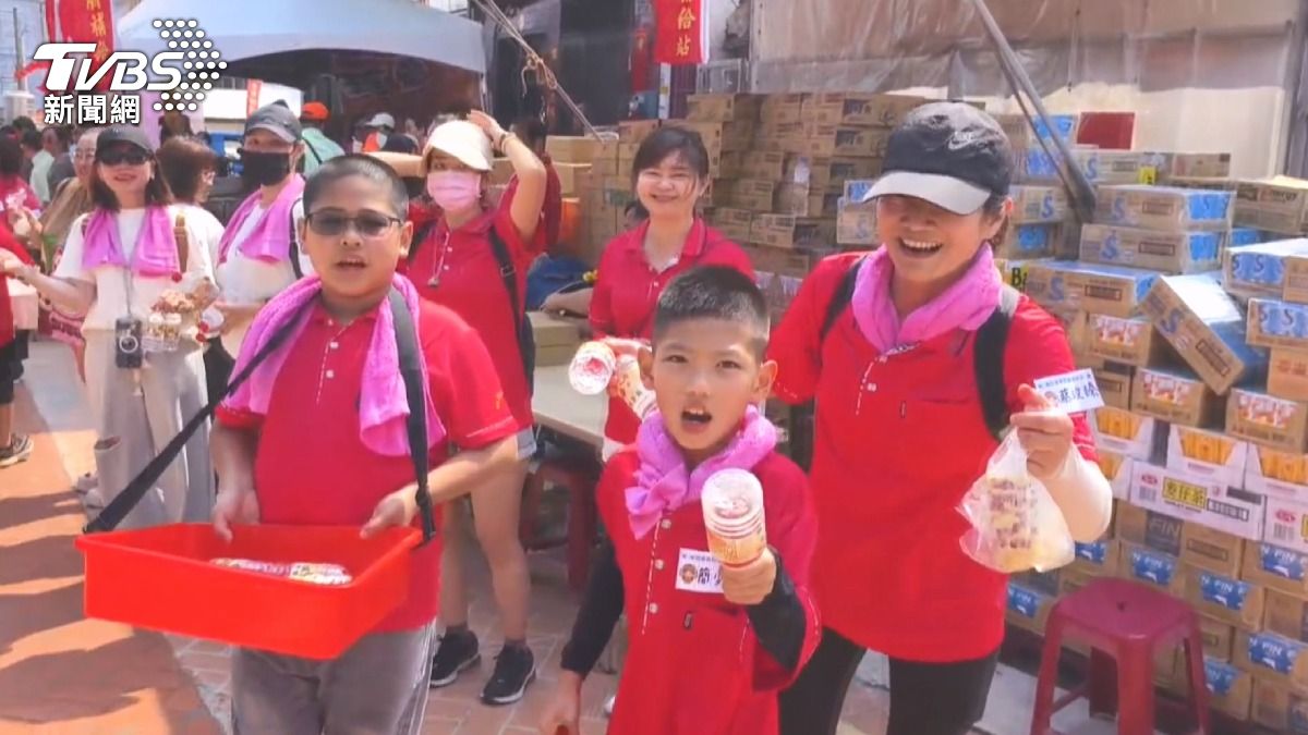 民眾準備的結緣品包含吃的、喝的、用的,不怕香燈腳拿,只怕不拿。