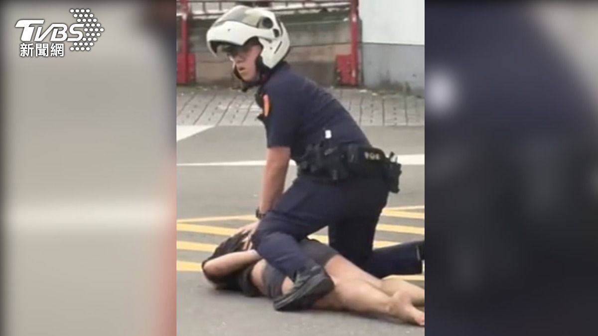 緬甸生來台不到一年攻擊騎士遭壓制,遭控昔闖店家偷錢。(圖/TVBS)