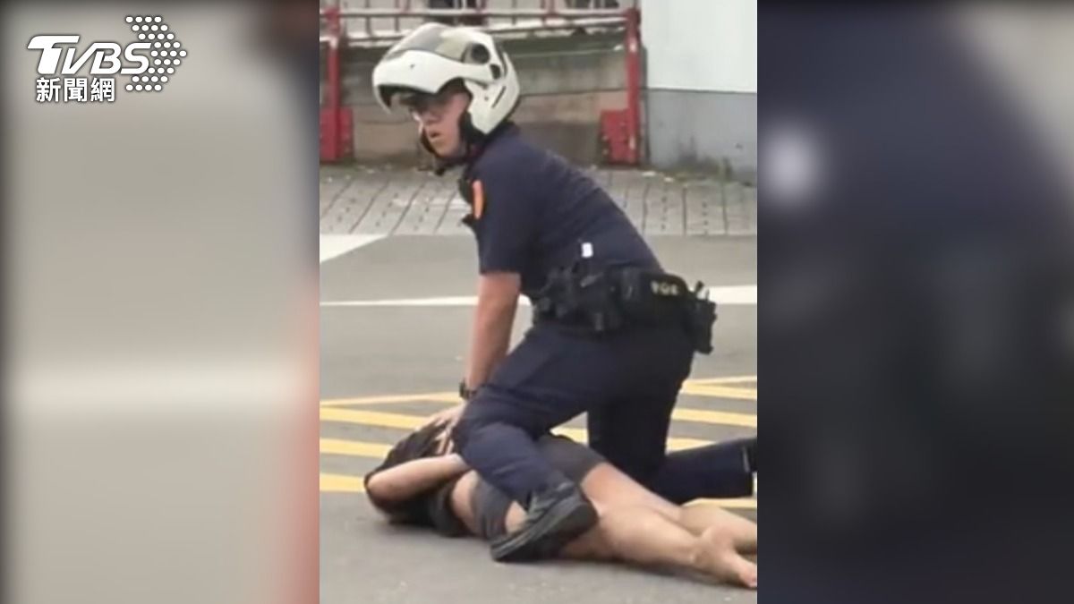 緬甸生來台不到一年攻擊騎士遭壓制，遭控昔闖店家偷錢。（圖／TVBS）