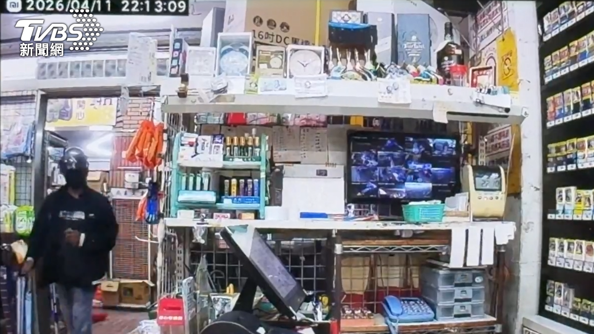 五金賣場老闆娘表示,男子第一次進來時東看西看,店員還主動詢問是否需要找什麼東西,對方回答沒有便離開。(圖/TVBS)