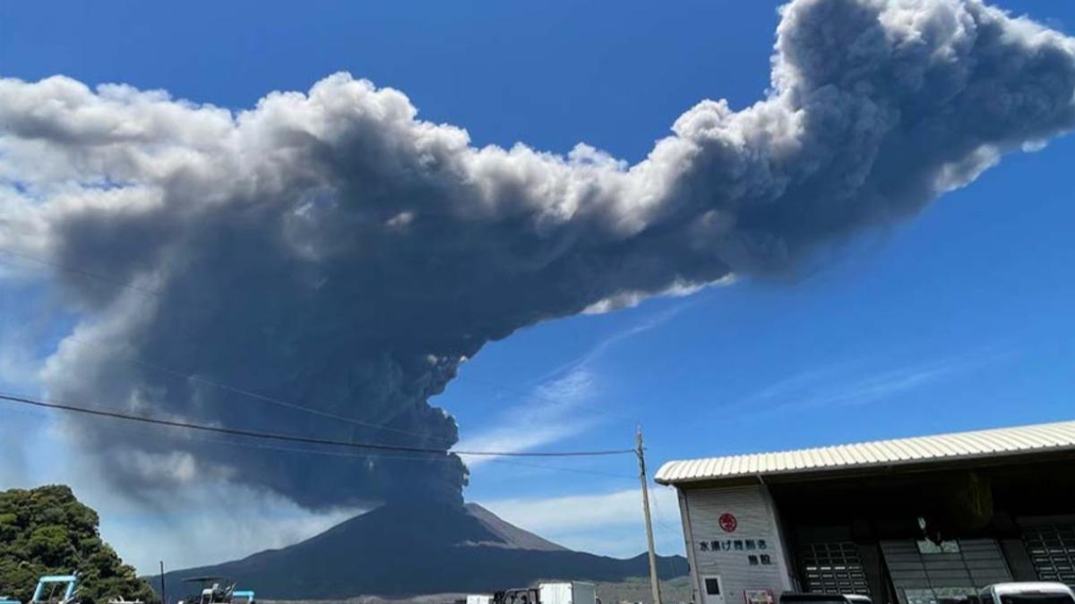 日本鹿兒島櫻島火山連兩天噴發。(圖/翻攝自X@wni_jp)