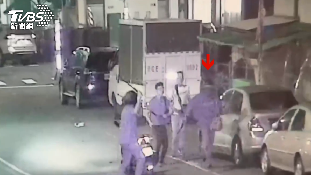 便衣員警下車準備逮捕時,羅姓男子見狀拔腿就跑,但已被團團包圍。(圖/TVBS)