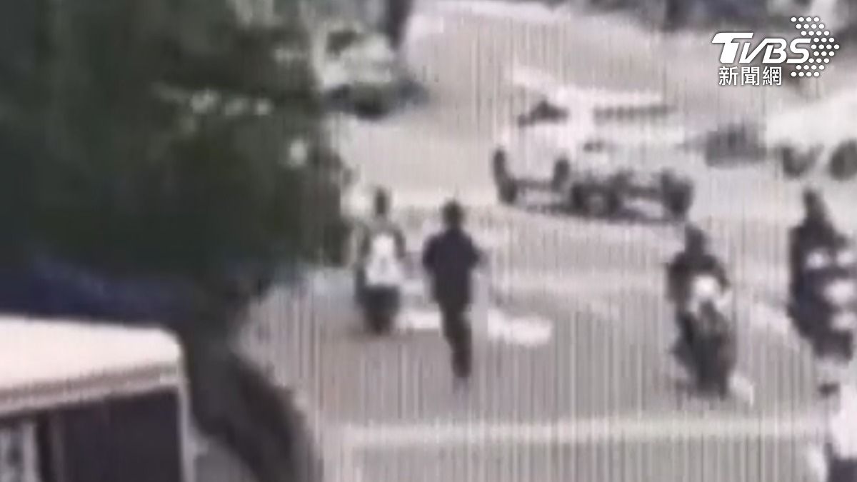 緬甸籍男大生穿梭車陣，無故攻擊女騎士，事後遭壓制逮捕。 (圖／TVBS)