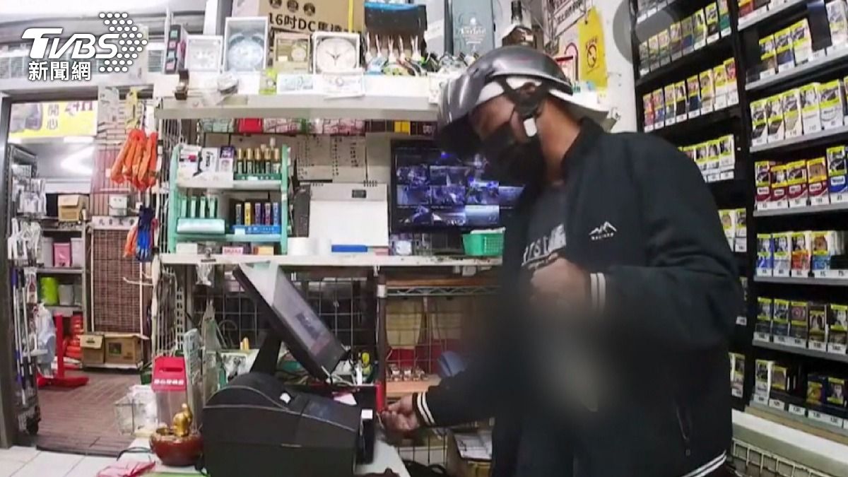 男子第一次進來時東看西看,第二度進入賣場,這次直奔收銀櫃檯,持刀威脅店員行搶。(圖/TVBS)