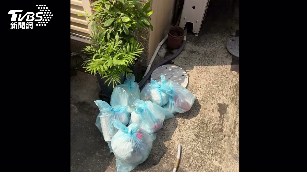 我家門前有垃圾! 白褲男沿路找目標秒蹲丟。(圖/民眾提供)