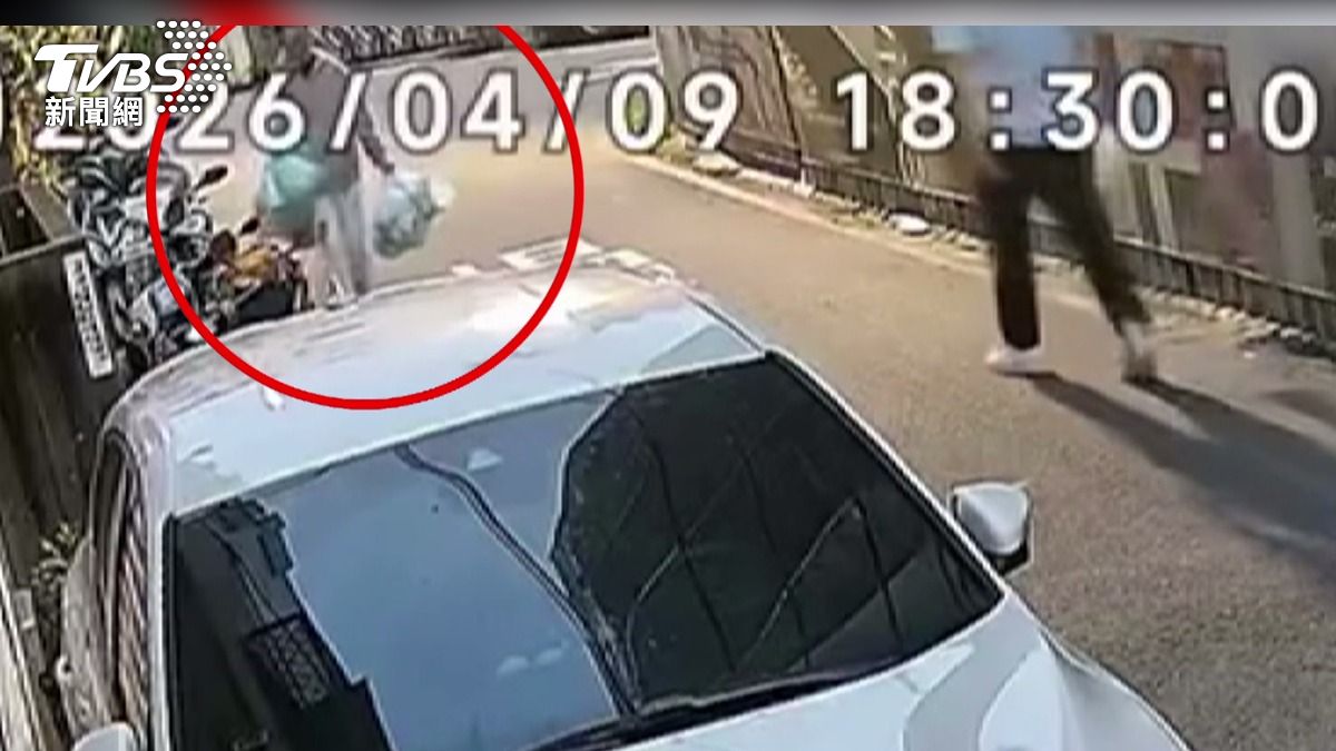 監視器全錄! 男巷弄亂仍垃圾 環保局可開罰6千。(圖/民眾提供)